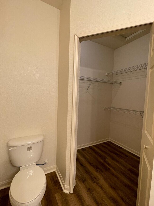 Building Photo - 447 W Longleaf Dr