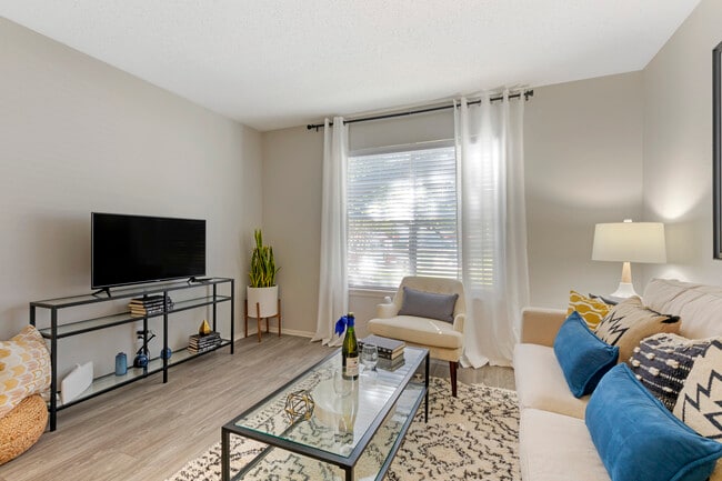 Building Photo - Valley Oaks Apartments
