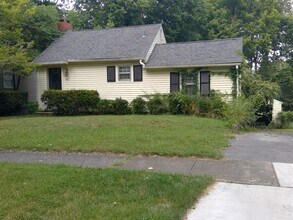 Building Photo - Coming Soon! Charming 1 BR House, 6 min from UK! New Flooring & Paint, Fenced Backyard, Pets Ok!