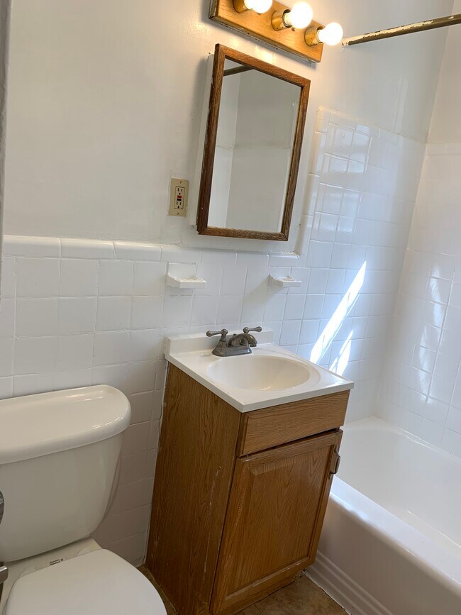 Bathroom - 422 Condon Ter SE