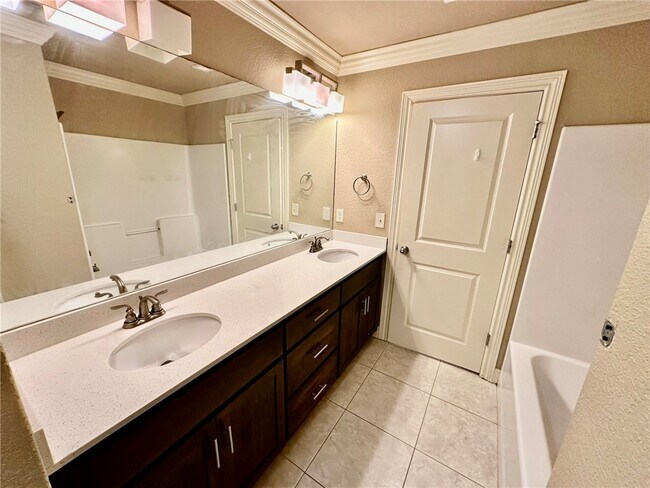 Building Photo - 6613 W Valley View Rd