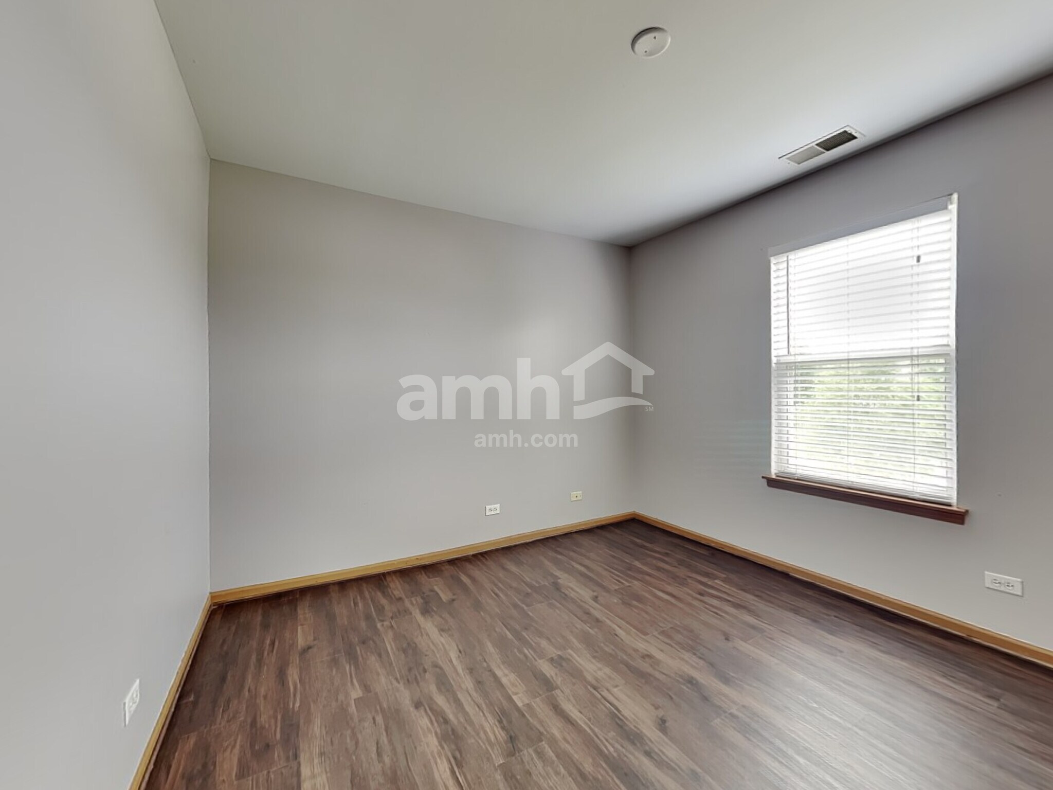 Building Photo - 2046 Middlebury Dr