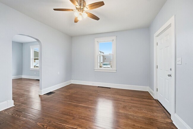 Building Photo - Three Bedroom Home in Hamilton!