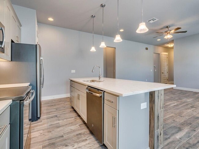 Building Photo - 103 E Walter Ave