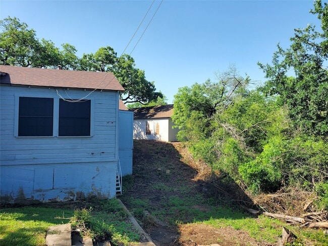Building Photo - 2227 Westbrook Ave