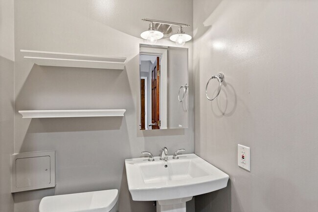 Building Photo - Available Now! 5 Minute Walk From Nats Par...