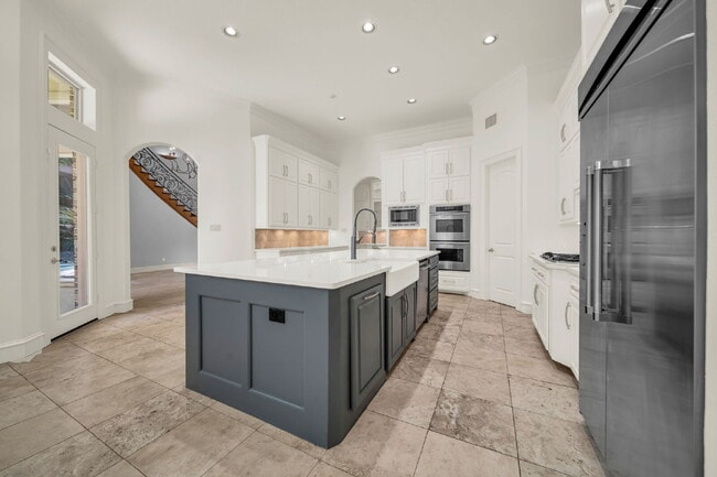 Building Photo - Exceptional 5-bedroom home (2 down) in desirable Woodlands Country Club with landscape & pool mai...