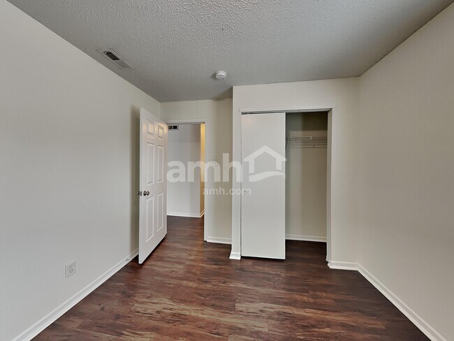 Building Photo - 527 Bourneside Dr