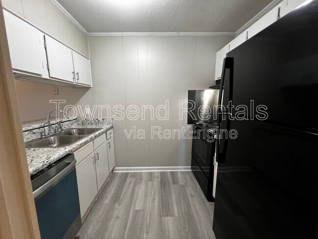 Building Photo - 5853 Century Oaks Dr