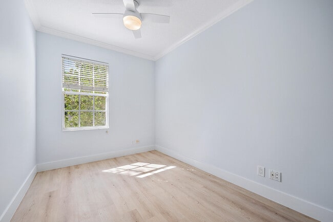 Building Photo - 130 Day Lily Dr