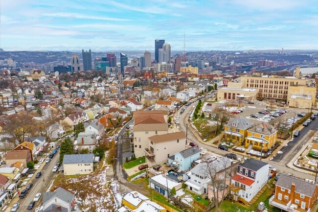 Building Photo - SCORE 50% OFF 1ST MONTH'S RENT IF SIGNED BY DEC 19! Stunning 4 bedroom home in Mt. Washington ava...