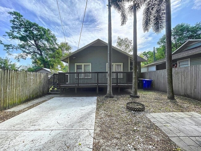 Building Photo - 1/1 in Central Lakeland with a great side ...