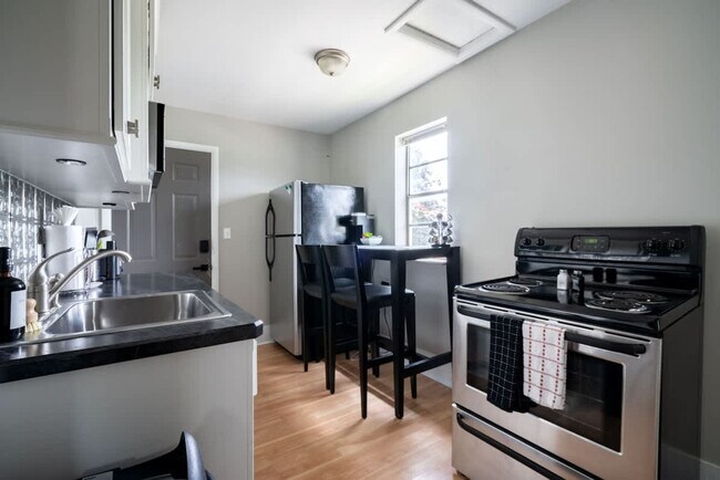 Building Photo - 605 Dennison Ave