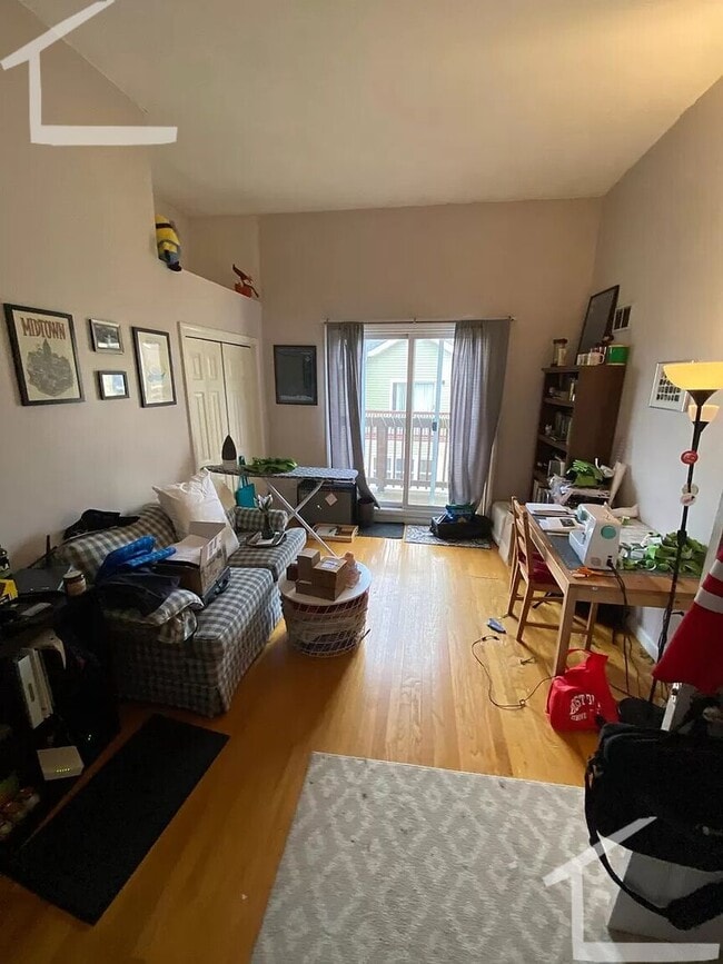 Building Photo - Amazing Townhome... Bon't miss out on they 3 bed 2.5 bath!