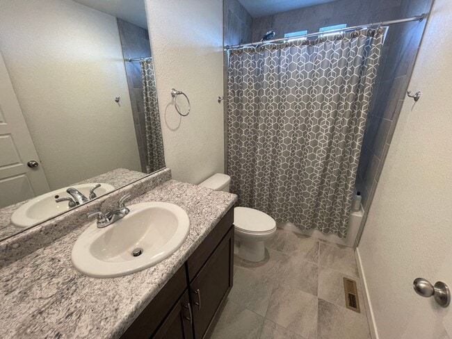 Building Photo - Shorter Lease Terms Available! 3 Bedroom H...
