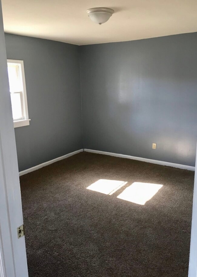 Building Photo - 114 Maplelawn St