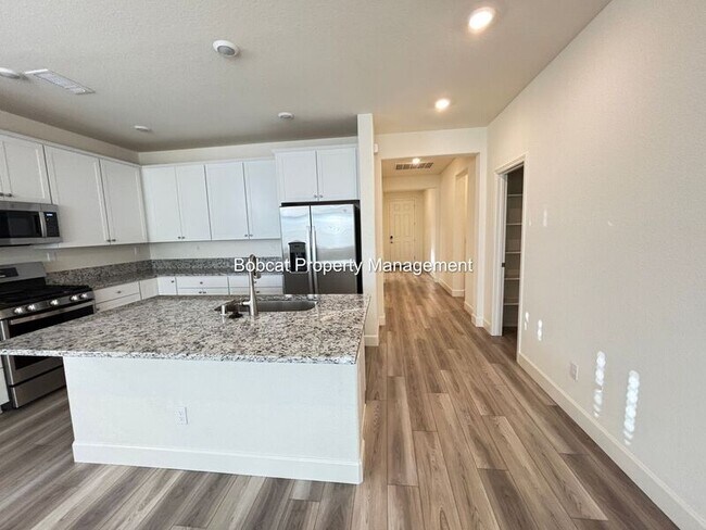 Building Photo - 925 Nelle Dr