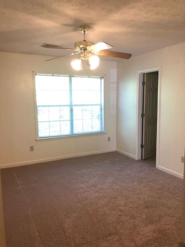 Building Photo - Duplex Available Fall 2026!