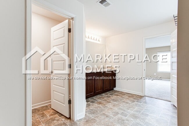 Building Photo - 484 Emporia Loop