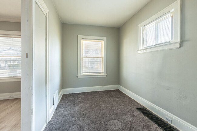 Building Photo - 3218 E 117th St