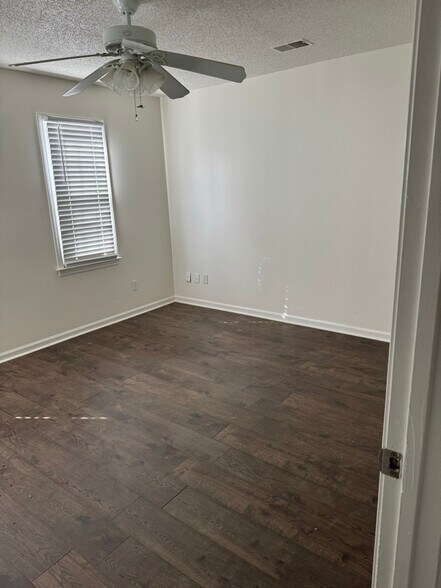 Building Photo - 245 Teesdale Ct