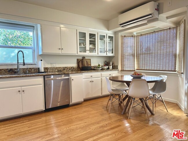 Building Photo - 1107 S Bundy Dr