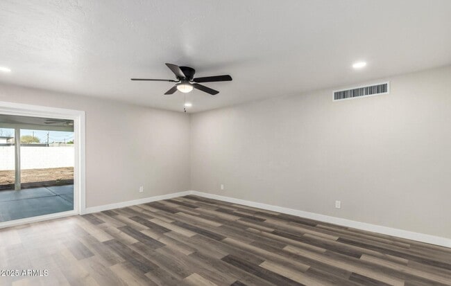 Building Photo - 4402 E Mitchell Dr