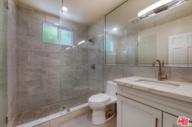 Building Photo - 9945 Robbins Dr