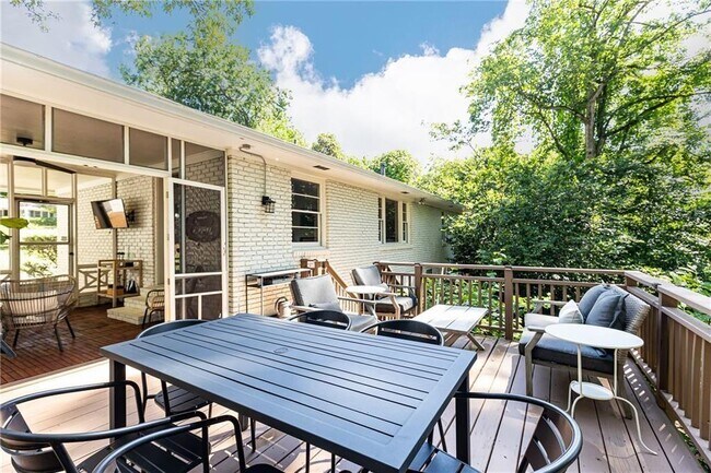 Building Photo - 1295 Lindenwood Ln NE