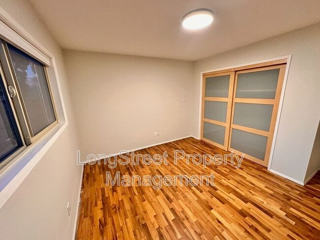 Building Photo - 123 SE 30th Pl