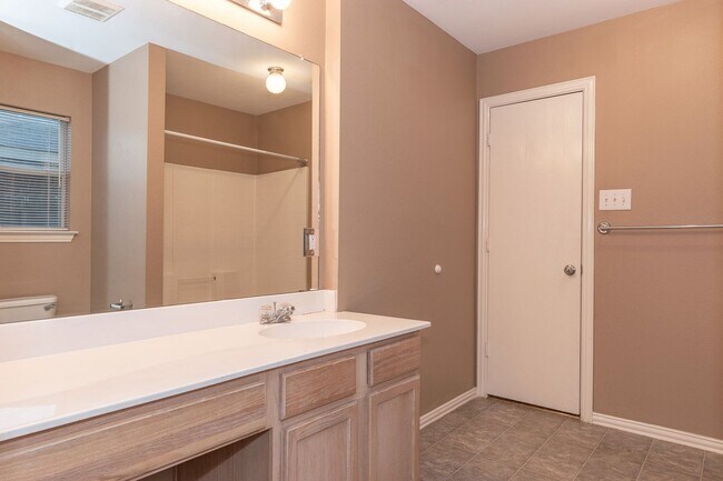 Building Photo - Spacious Three Bedroom Home!!