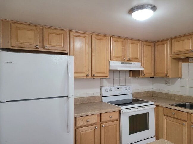 Building Photo - FOR RENT!!! BEAUTIFUL AND SPACIOUS 1 BED 1 BATH CONDO (FIRST FLOOR)...