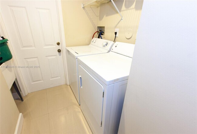 Building Photo - 2983 Oakbrook Dr