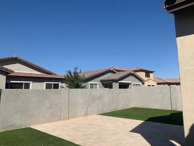 Building Photo - Spacious 3 Bed / 2 Bath Home with Stunning...
