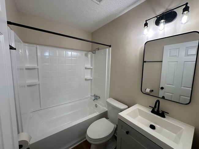 Building Photo - Renovated 3 Bed | 1 Bath House in Raleigh ...