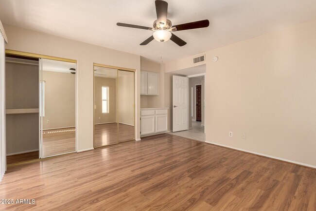 Building Photo - 3329 E Siesta Ln