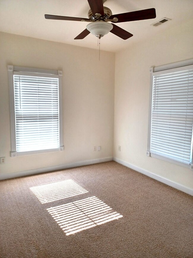 Building Photo - Spacious 4 Bedroom in Chics Beach