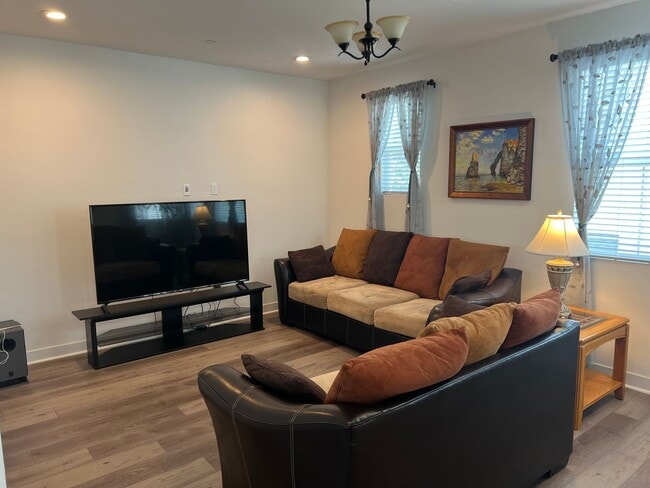 Building Photo - Spacious 4 Bedroom, 3.5 Bath Townhome in G...