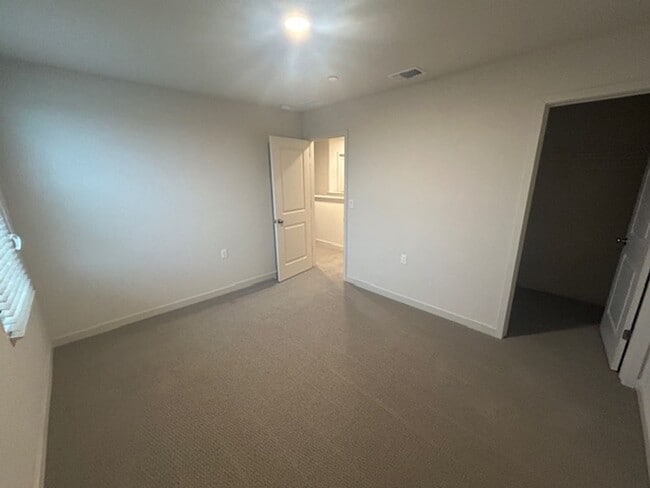 Building Photo - Newer 5 Bedroom 3 Bathroom in Tulare!