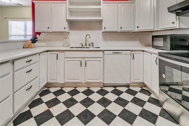 Building Photo - 6005 SE 70th St