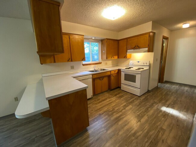 Building Photo - Spacious 3 Bedroom 1.5 Bath Duplex