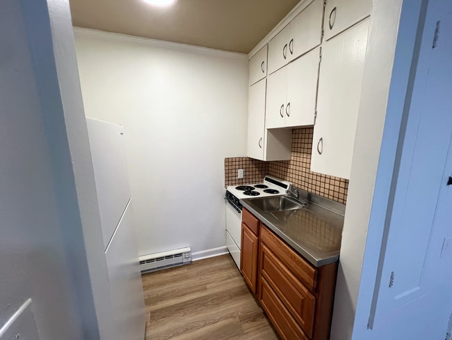 Building Photo - GREAT LOWER SOUTH HILL STUDIO , CLOSE TO HUCKLEBERRY MARKET