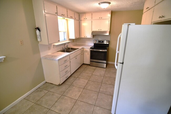 Building Photo - 3 bedroom, 1.5 bath home in quaint, well m...