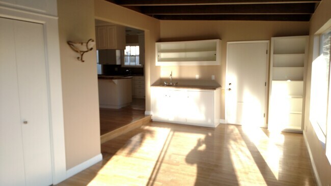 Step down den with wet bar - 5835 Tellefson Rd