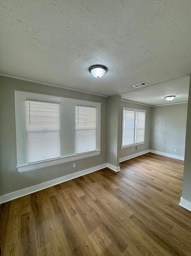 Building Photo - Freshly Renovated Rental in Tallulah/ Nort...