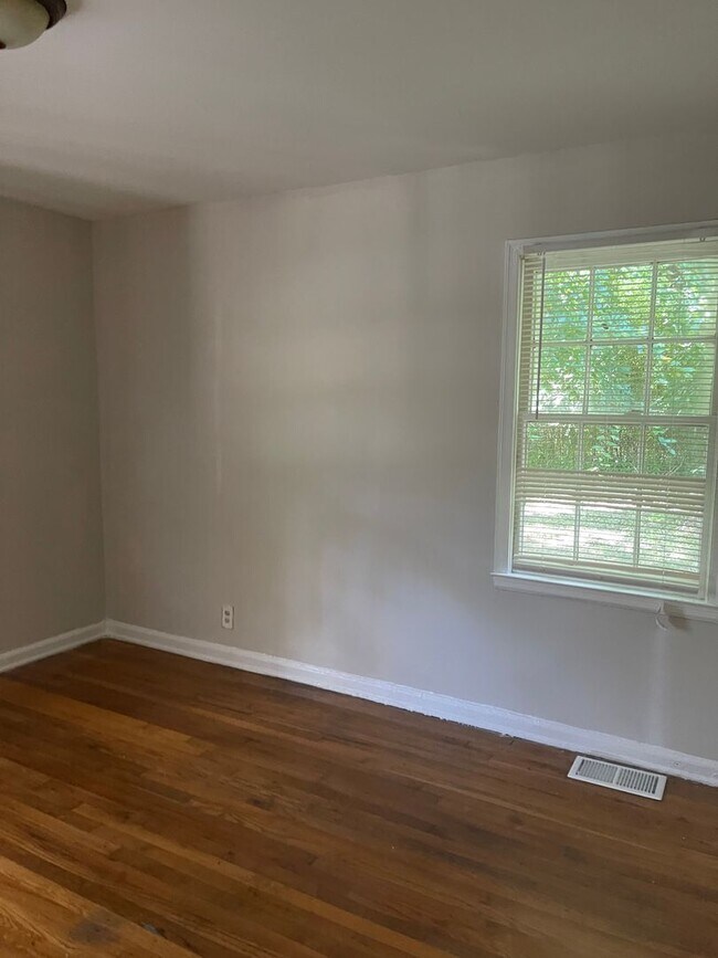 Building Photo - 3 Bedroom Westwood Terrace Bungalow (Sorry, No Section 8)
