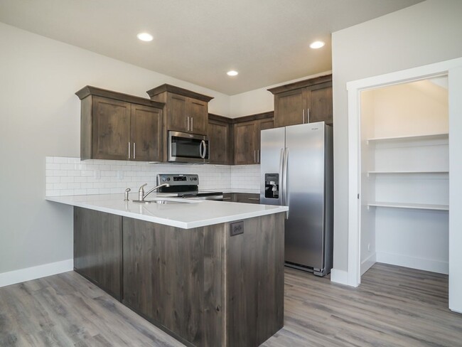Building Photo - Beautiful 3 Bed 2.5 Bath Townhome in West ...