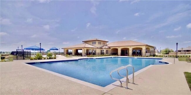 Building Photo - 16829 Aventura Ave