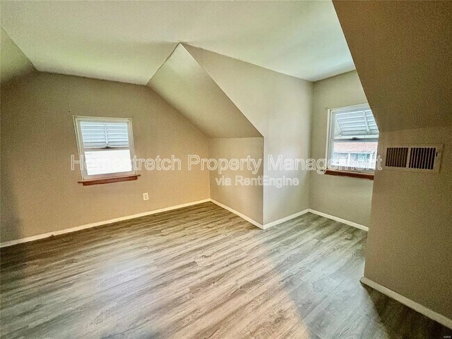 Building Photo - 10051 Royal Dr