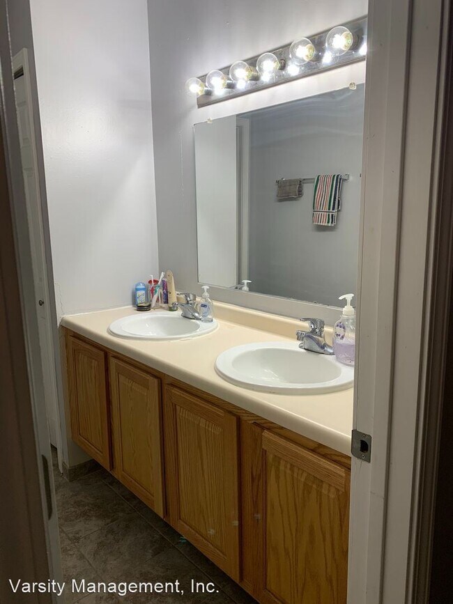 Building Photo - 2 br, 1 bath Apartment - 1001 S. Forest 10...